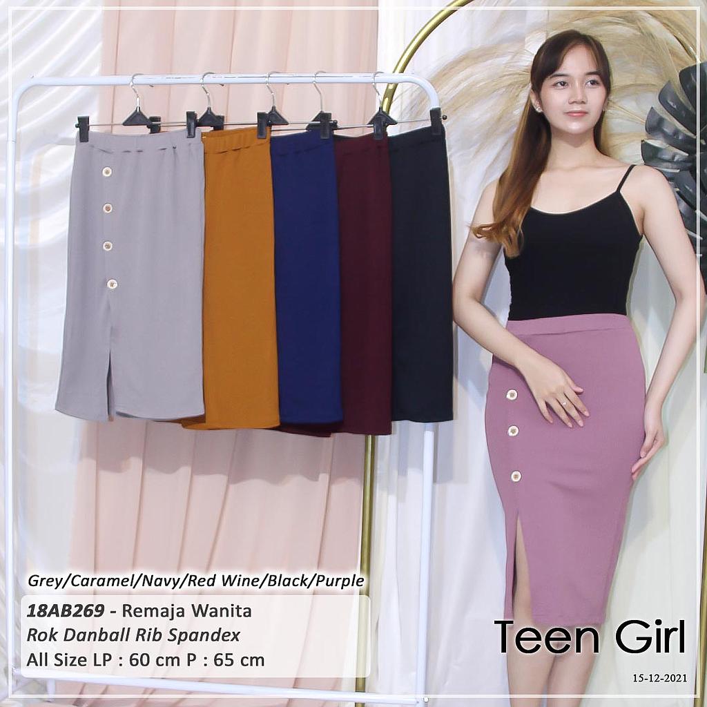 Slide Button slim skirt